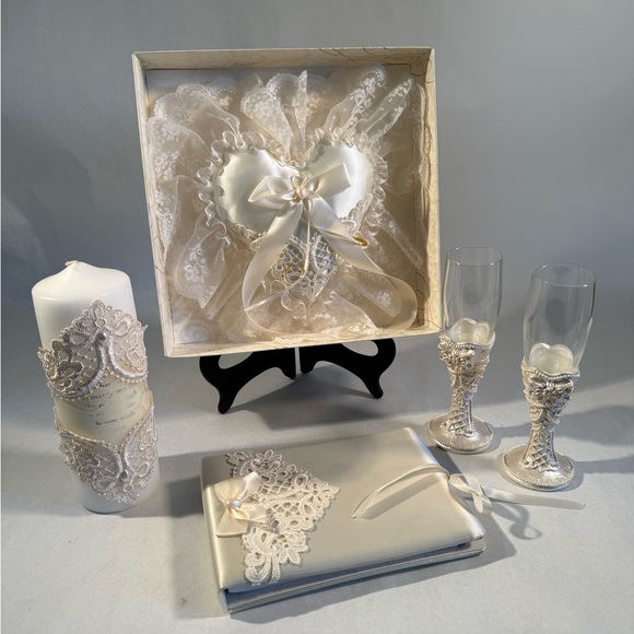 Elegant Wedding Set with Lace and Ribbon in Ivory - Picture 1 of 9